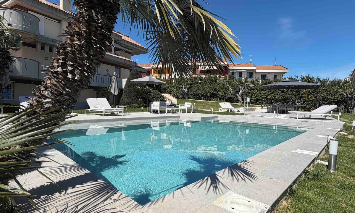 Mosciano Sant'Angelo Bed & Breakfast | Villa Monaco: Double Room in Villa with Pool, Hot Tub