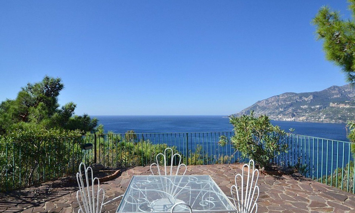 Maiori Villa | Villa Saracena: A remarkable three-story historical villa which faces the sun and the sea, with Free WI-FI.