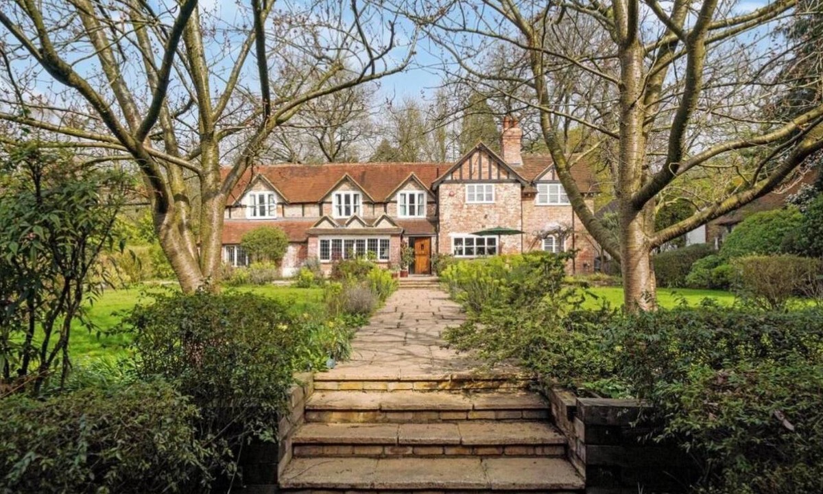 Eastcote Villa | Villa Sleeps 17 - Hot Tub, Garden, Free Parking