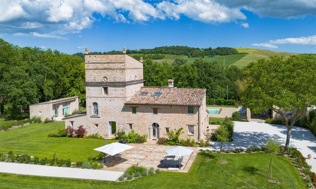 Urbisaglia Villa | Villa Torre Anna: Luxury Experience Jacuzzi, Pool & Garden