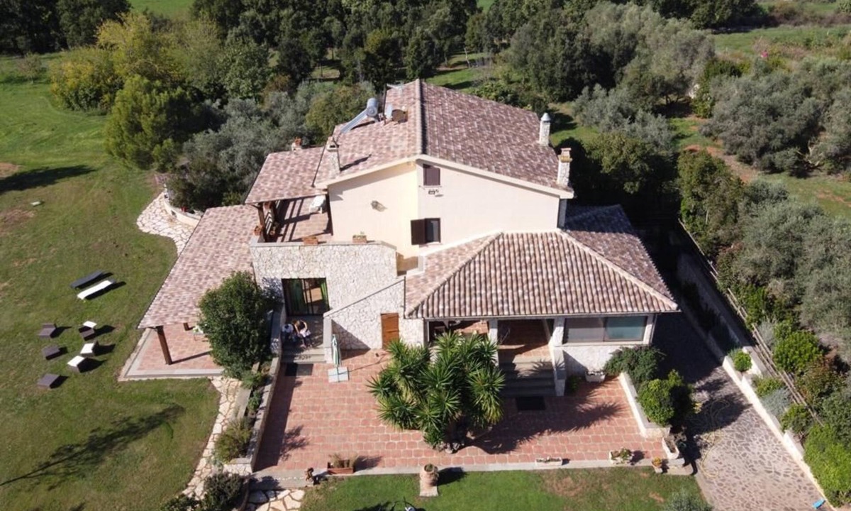 Montalto di Castro House | Villa with fountain in Maremma