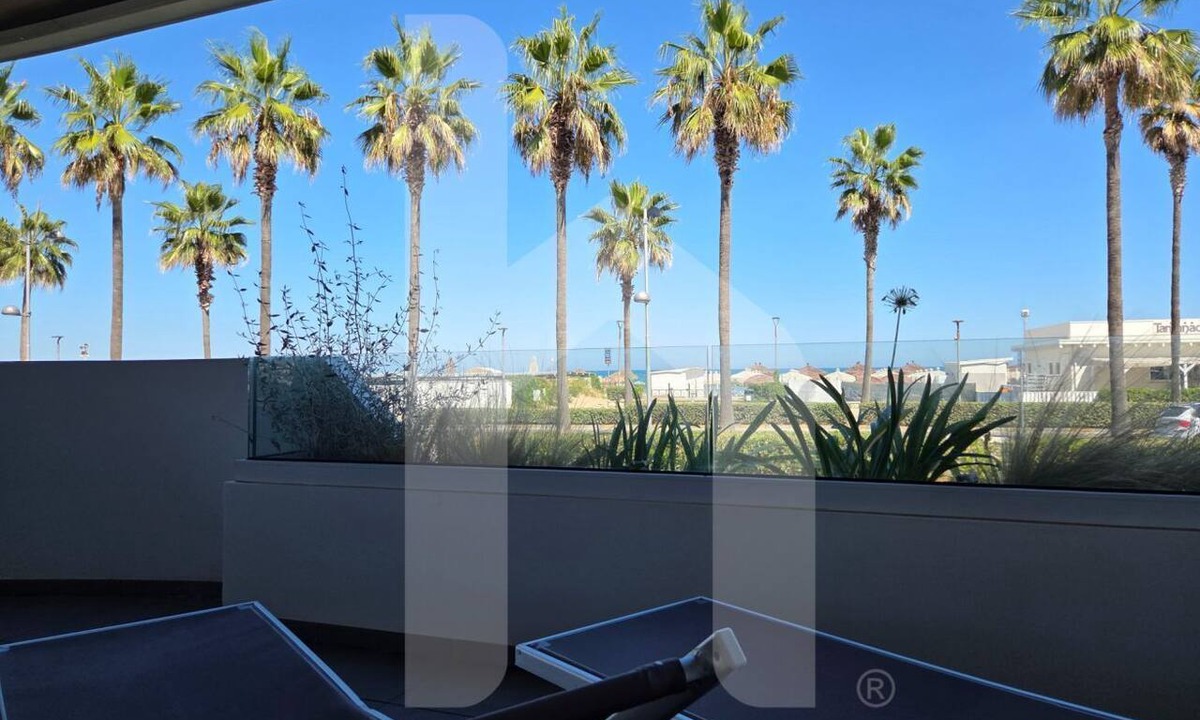 Montesilvano Apartment | WaterFront is an exclusive and refined complex in one of the most suggestive stretches of the Montesilvano seafront and a few steps from the large golden sandy beaches. The Interno 7 apartment, on the ground floor of the residence also reachable by eleva