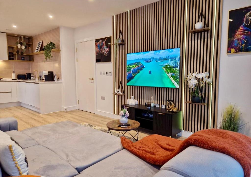 Alperton Apartment | Wembley Cozy Cloud Waterfront Retreat with Parking near Wembley stadium