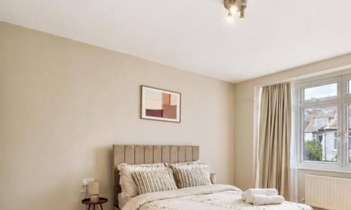 Wembley Central House | Wembley Garden Retreat |4BR|Sleeps 7|Near Station