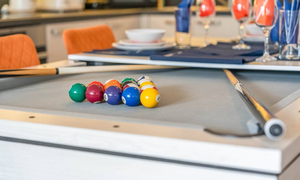 Wembley Park Apartment | Wembley Stadium | Luxury London Apartment | Balcony Views, Netflix, Pool Table!