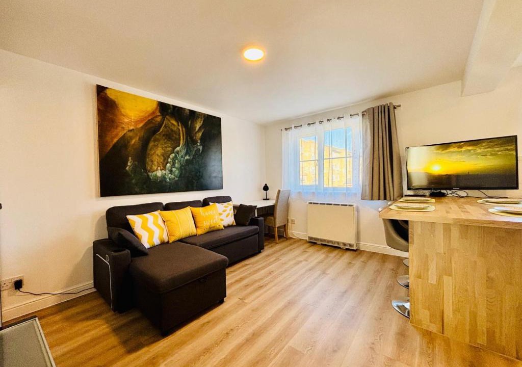 Island Gardens Apartment | Whole flat with free parking in London Canary Wharf with easy access from all airports and stations in around London