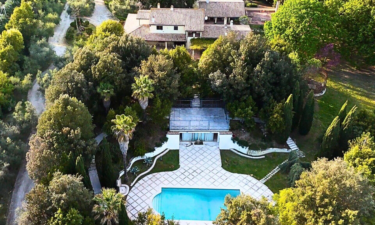 Campagnano di Roma Villa | Wonderful private villa for 10 people with A/C, WIFI, private pool, hot tub, TV and patio