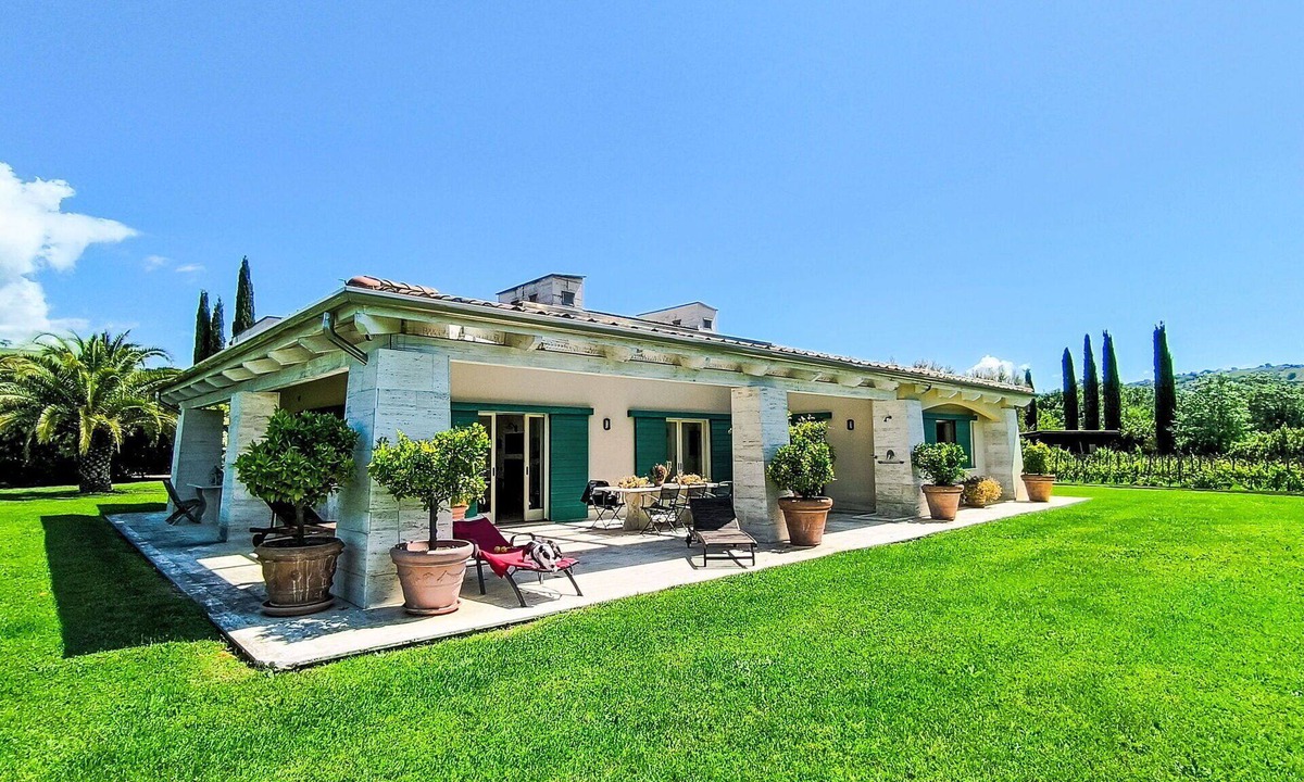 Saturnia Villa | Wonderful private villa for 5 guests with A/C, WIFI, hot tub, TV, patio and pets allowed