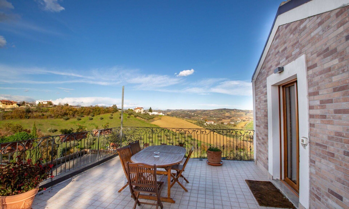 Collecorvino Villa | Wonderful villa for 6 people with WIFI, A/C and terrace