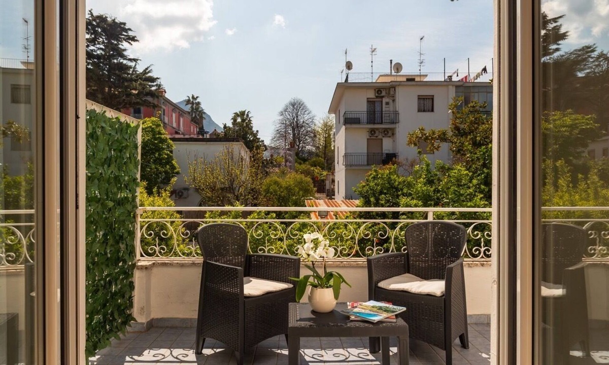 Meta Bed & Breakfast | YourHome - Villa Sorrento