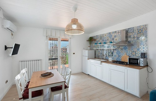 Castellammare di Stabia Apartment | Apartment 'Summer' with Private Terrace, Wi-Fi and Air Conditioning
