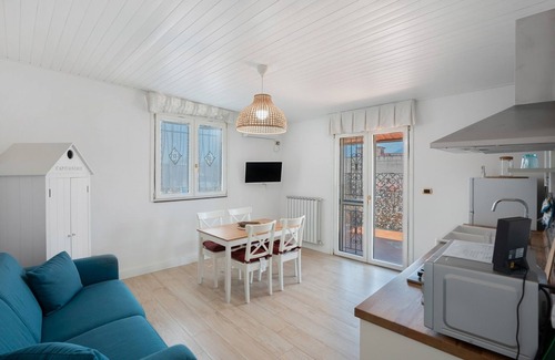 Castellammare di Stabia Apartment | Apartment 'Summer' with Private Terrace, Wi-Fi and Air Conditioning