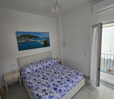 Lacco Ameno House | La casa di Giuliana primo piano con balcone
