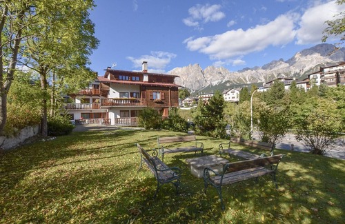 Cortina d'Ampezzo Historic Centre Apartment | LungoBoite - 6 beds - walking distance from the centre