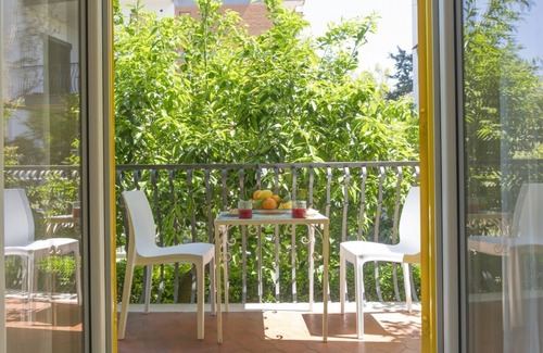 Sorrento Historic Centre Apartment | Modern Apartment with Terrace, Swimming Pool&Tennis
