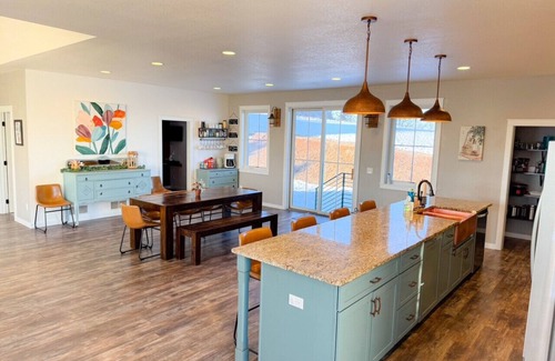 Spearfish House | Roof Top Deck-Hot Tub-Steam Shower-Arcade Games-4car Garage-Chef`s Kitchen