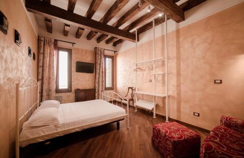 Santa Croce Apartment | Rosso Veneziano