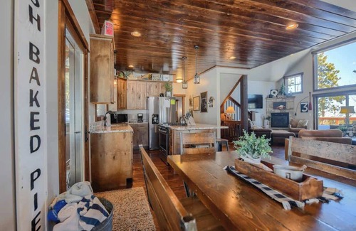 Deadwood House | Yeti Hideout - Gas fire table, hot tub and stunnin