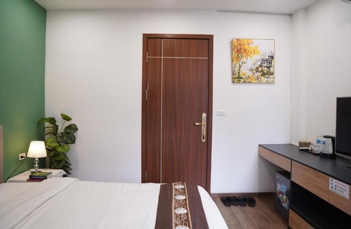 Old Quarter Apartment | Đường Thành - The Windie Home - Bright Corner Room - Overlooking Street - Hoan Kiem Lake