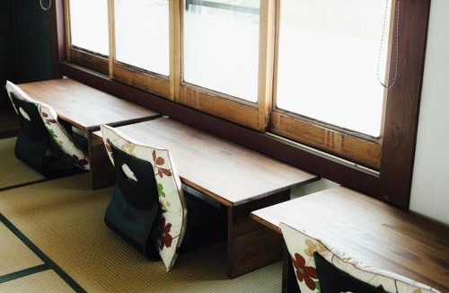 Nagahama Ski Chalet | 上丹生"かみにゅう"山根邸本館フルリノベーション古民家一棟貸切22名まで