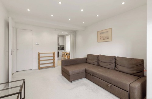 Custom House Apartment | 1 Bed Flat Near ExCel, DLR & City Airport