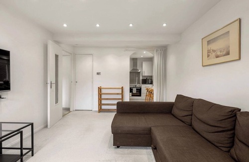Custom House Apartment | 1 Bed Flat Near ExCel, DLR & City Airport