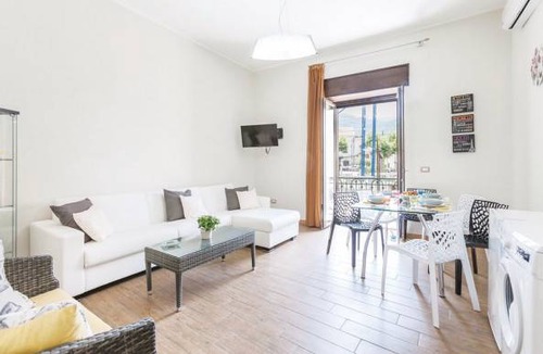 Piazza Roma Apartment | 1 bedroom accommodation in Lettere -NA-