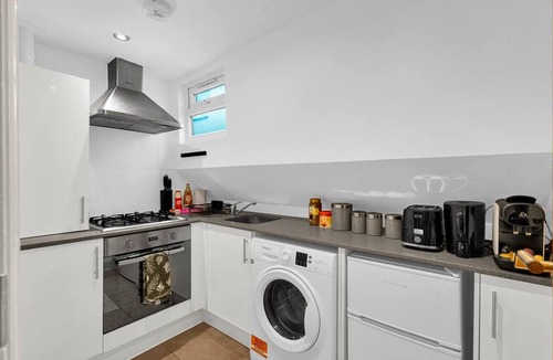 Balham Apartment | 1-Bedroom in the Heart of Balham –Sleeps 3
