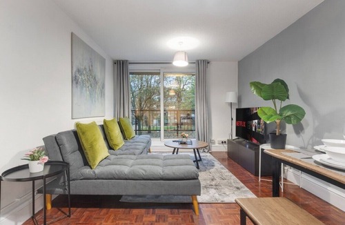 Junction Apartment | 15 Mins to Central LDN | Spacious Home | Sleeps 8