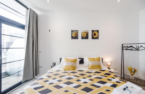 Woolwich Riverside Apartment | 2 Bed Oasis Apartment with Free Parking and Fast Wi-Fi Near O2 & ExCeL & Elizabeth Line