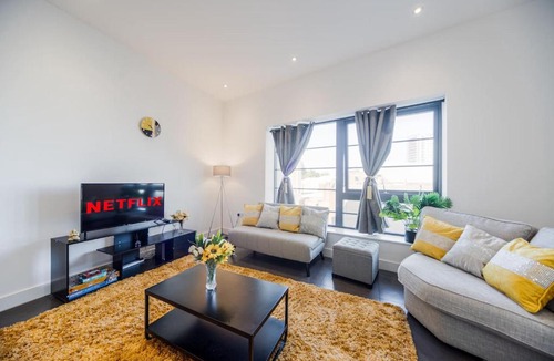 Woolwich Riverside Apartment | 2 Bed Oasis Apartment with Free Parking and Fast Wi-Fi Near O2 & ExCeL & Elizabeth Line