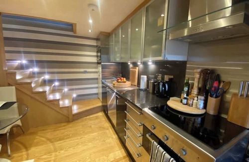 Fulham Apartment | 2-bed with private patio, both en-suite