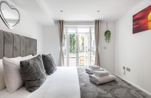 Kings Cross St. Pancras Apartment | 2 Minutes from Kings Cross 1 Bedroom Apartment with Private Patio