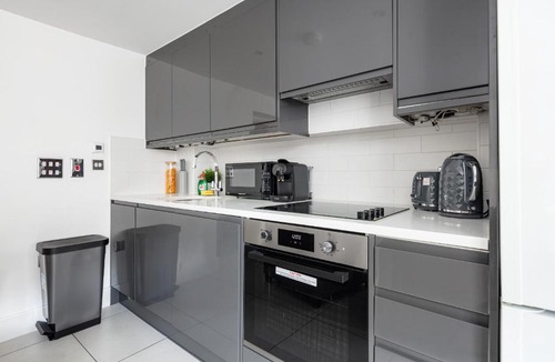 Kings Cross St. Pancras Apartment | 2 Minutes from Kings Cross 1 Bedroom Apartment with Private Patio