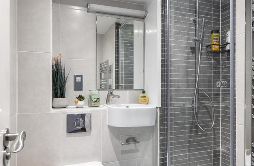 Kings Cross St. Pancras Apartment | 2 Minutes from Kings Cross 1 Bedroom Apartment with Private Patio