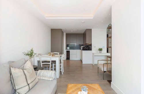Bunhill Apartment | 2BR with AC, Gym, Pool & City Views