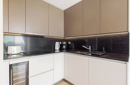 Bunhill Apartment | 2BR with AC, Gym, Pool & City Views