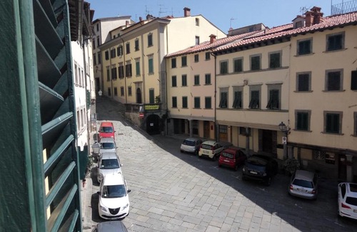 Stia Apartment | 31 Piazza Bernardo Tanucci
