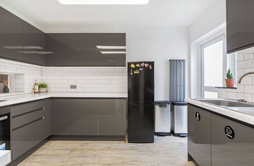 Lower Edmonton House | 4-bedroom house in charming London with Free Parking and easy access to Central.