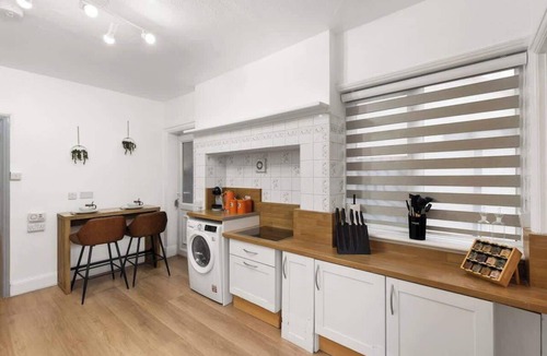 Brent Cross House | 5 Bedroom House 13 Beds Across From Tube Station