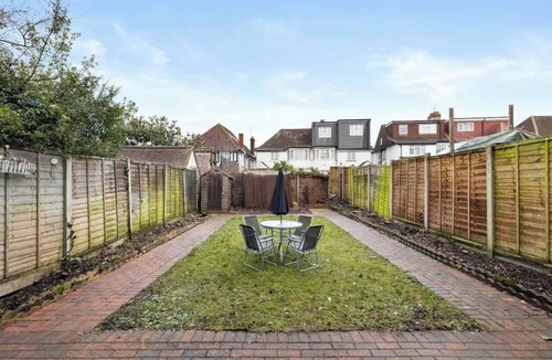 Brent Cross House | 5 Bedroom House 13 Beds Across From Tube Station
