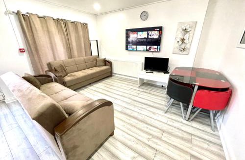 Cranbrook House | 6 Bedroom 4 Bathroom House near Redbridge Station in Ilford with Garden Parking and Fast WiFi