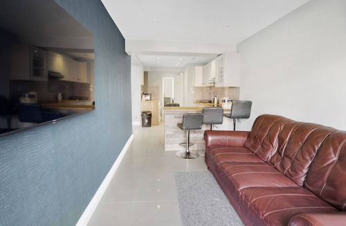 Higham Hill House | 7Bedroom House, 3Bathroom, Kitchen, 2Living room, Dining room, Garden