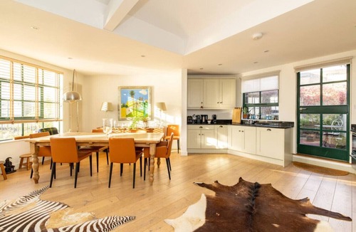 Fulham House | A Gentle Riverside Charm 2 bedroom Mews House