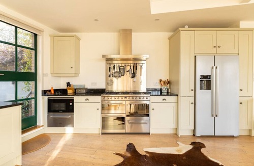 Fulham House | A Gentle Riverside Charm 2 bedroom Mews House