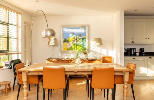 Fulham House | A Gentle Riverside Charm 2 bedroom Mews House