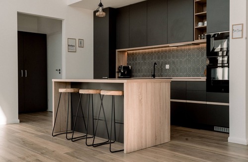 Bran Ski Chalet | A modern chalet located on a hill with an extraordinary view