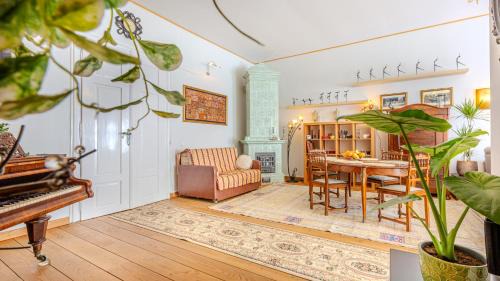 Brasov City Centre Apartment | A Piece of History GuestHouse