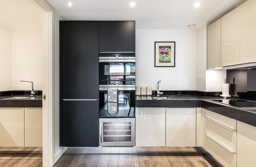 Whitechapel Apartment | Aldgate East Apartment with Balcony