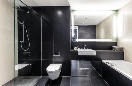 Whitechapel Apartment | Aldgate East Apartment with Balcony